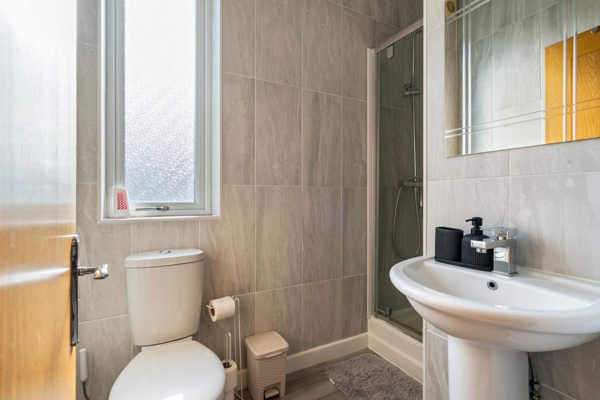 Modern 2 Bedroom Apartment In Mitcham, London Exterior foto